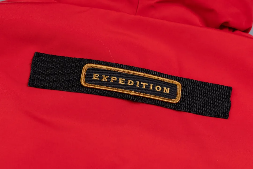 P820 (Top wolf fur version delivery handbag) Canada Goose Canada Goose #Expedition expedition parka classic down jacket ➖ Imported 21-count polyester-cotton blended original fabric [last year’s 16-count/18-count hard fabrics have been completely eliminated, this year all use 21-count genuine synchronous fabrics, the soft mid-band feels delicate and textured], genuine synchronous Feather-Light 10D waterproof coated fabric, made of 84.5% polyester fiber and 15.5% cotton, 100% the best feel in the entire network! ➖ The genuine official website uses the national standard 80 white duck down, and will never be misled by false claims such as 90 down or goose down! ➖ Using the best nylon lining with double double-layer sealing design, velvet-proof No. 7 needle + grid-filled down ready-made garments, there is 100% no so-called velvet running! ➖ The cuffs are designed with thickened seamless threads, and the collar and pockets are lined with top-quality polar fleece to keep you warm and comfortable! ➖ Yoshida YKK provides original custom-made electroplated sliders. YKK two-way lockable zippers are tight and smooth and will not peel off paint! ➖ 3M composite guarantees that the Velcro is the same as the original, durable, and all accessories and hardware are custom-made! ➖ The imported Behringer embroidery machine customizes the 10,000-needle embroidery logo, and 98% of the replicas restore the original logo. ➖ ​​The fur collars are all made of large pieces of Western Canadian blue wolf leather, ensuring that each fur collar is 13-15cm wide!